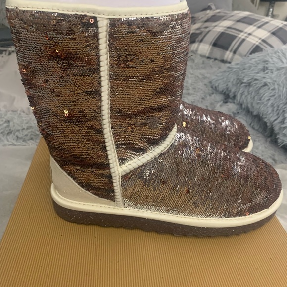 Reversible sequins UGG boots - Picture 3 of 5